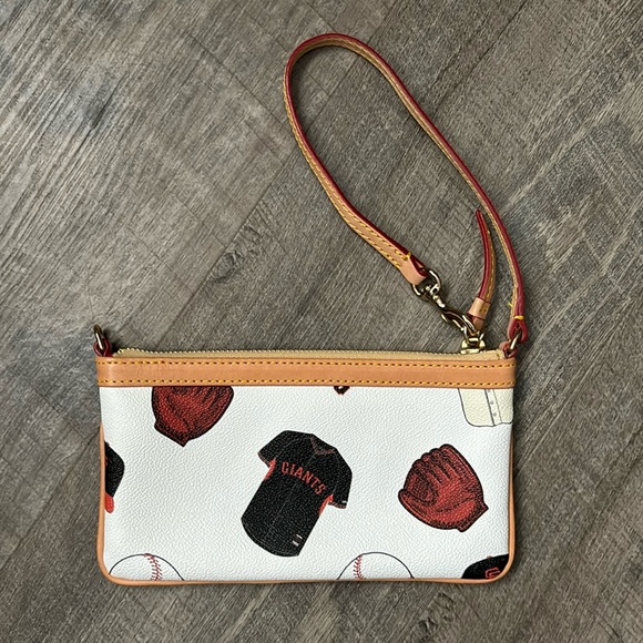 Women’s Dooney and Bourke San Francisco Giants Edition Wristlet Purse - Picture 1 of 6